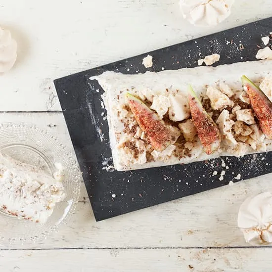 Stracciatella ijstaart met meringues