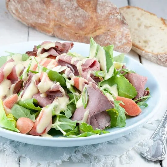 Recept: Rosbiefsalade met mosterddressing