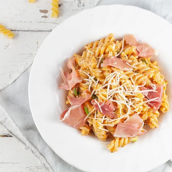 Recept: Rode pesto pasta met serrano ham
