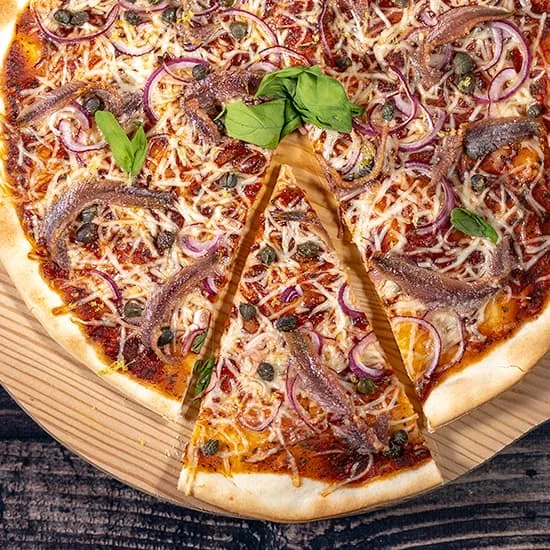 Recept: Pizza met ansjovis en kappertjes