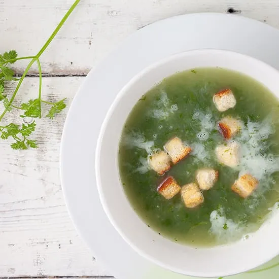 Recept: Kervelsoep met croutons