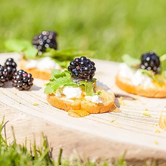 Recept: Crostini met geitenkaas en wilde bramen