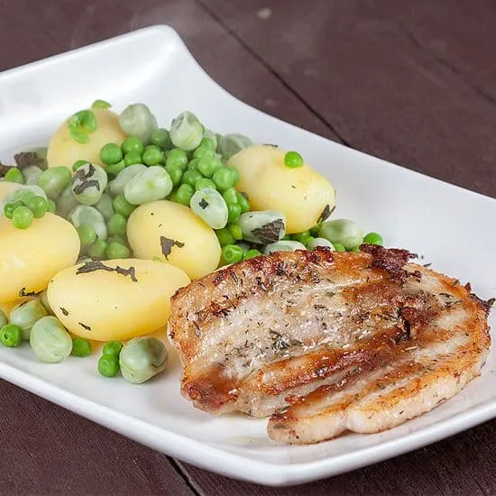 Recept: Gebakken buikspek met aardappel- tuinbonensalade