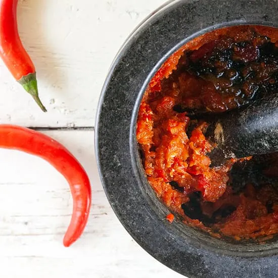 Recept: Zelf rode curry pasta maken