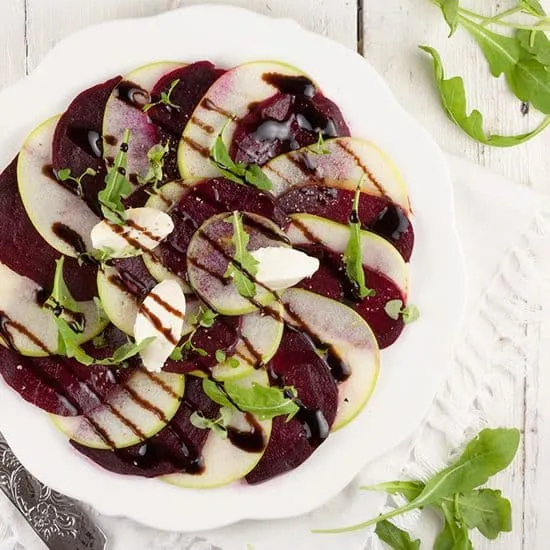 Recept: Friszure appel en rode bieten carpaccio