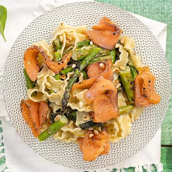 Pasta met gerookte zalm en groene asperges