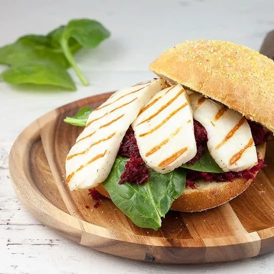 Recept: Sandwich met gegrilde halloumi kaas en rode bieten