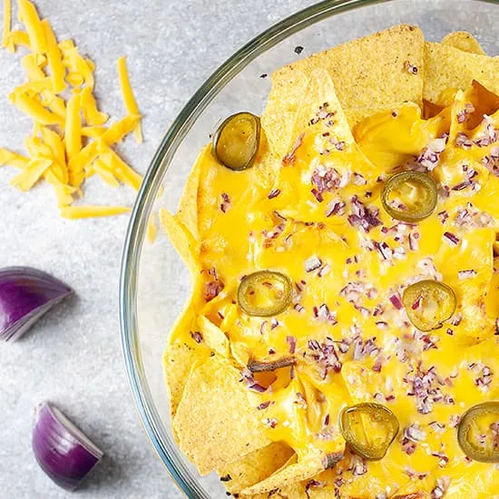 Recept: Nacho's met kaassaus uit de oven