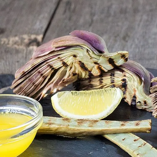 Recept: Gegrilde artisjokharten en stengels met citroen botersaus