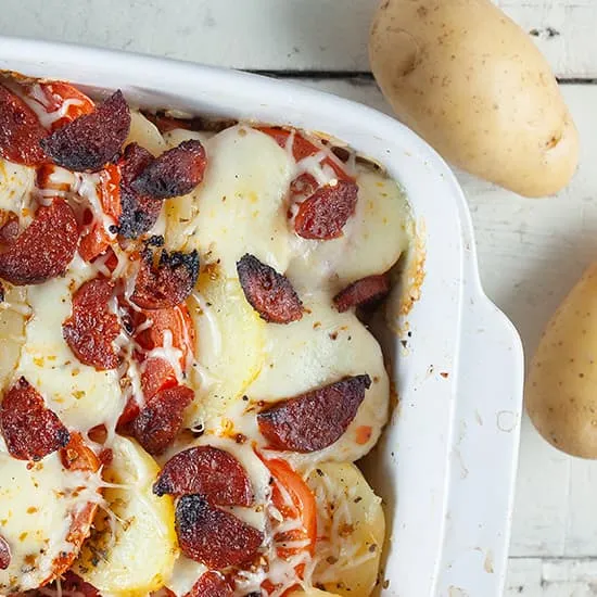 Ovenschotel met aardappel, tomaat en chorizo