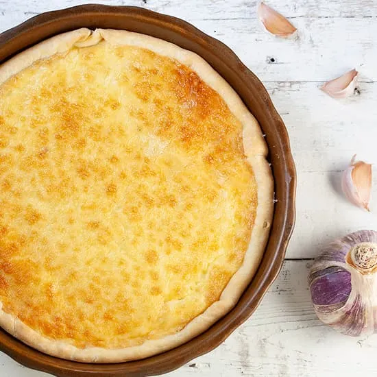 Recept: Hartige taart met knoflook en pijnboompitten