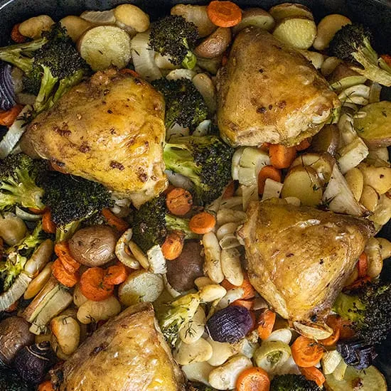 Traybake met kippendijen en limabonen