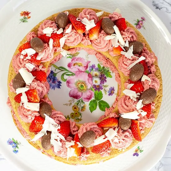 Paaskrans met aardbeienmousse