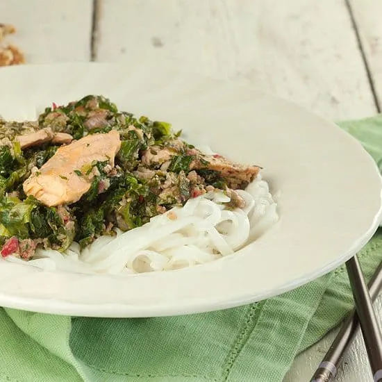 Zalm met andijvie en rijstnoedels