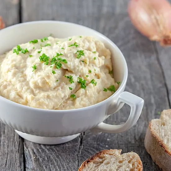 Recept: Hummus met gekarameliseerde sjalot