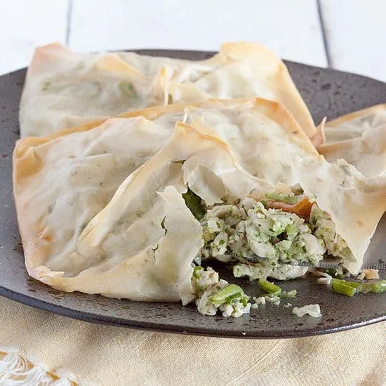 Filodeegpakketjes met kalkoen en radijs pesto