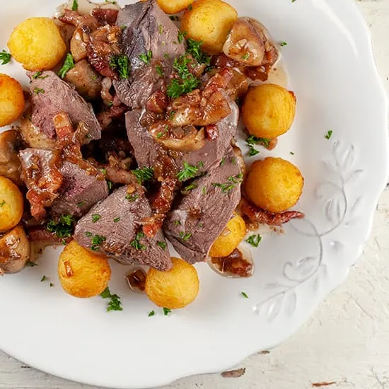 Duif met witte wijn-champignonsaus