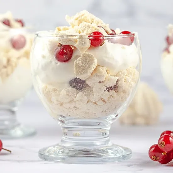 Eton mess met rode bessen