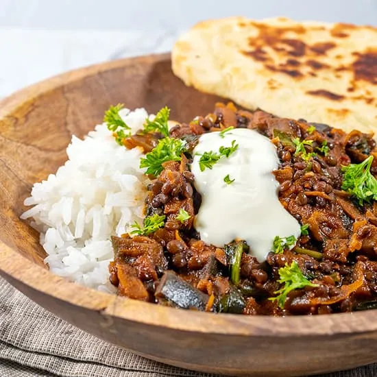 Recept: Zwarte linzen curry met spinazie en kokosmelk