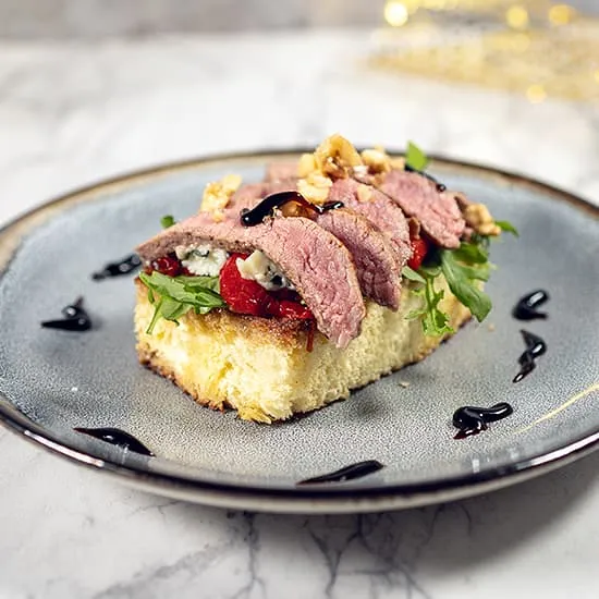 Recept: Brioche met biefstuk en blauwe kaas