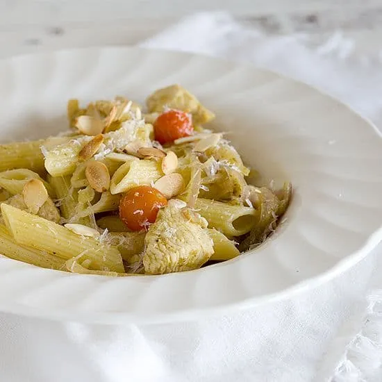 Recept: Pasta met kip, pesto en amandelen
