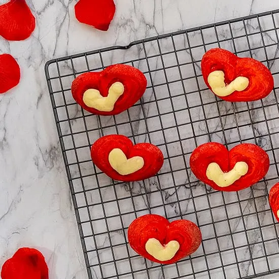 Recept: Roze zoete broodjes met roomkaas
