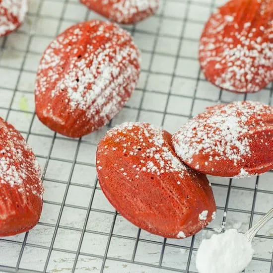 Recept: Red velvet madeleines