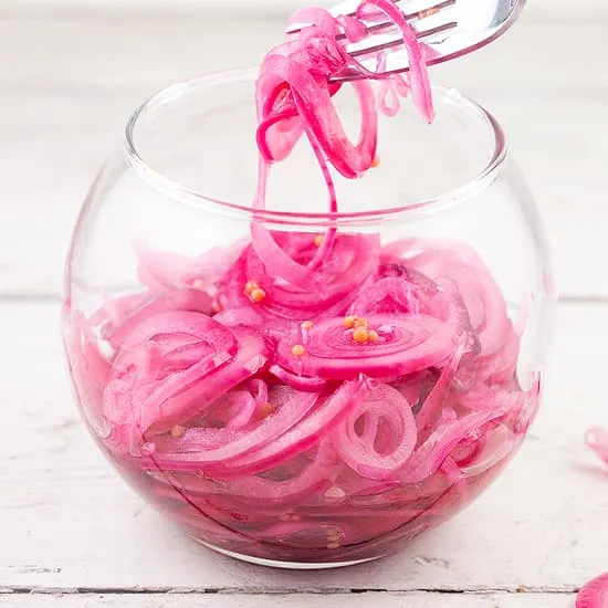 Recept: Snelle ingelegde rode ui