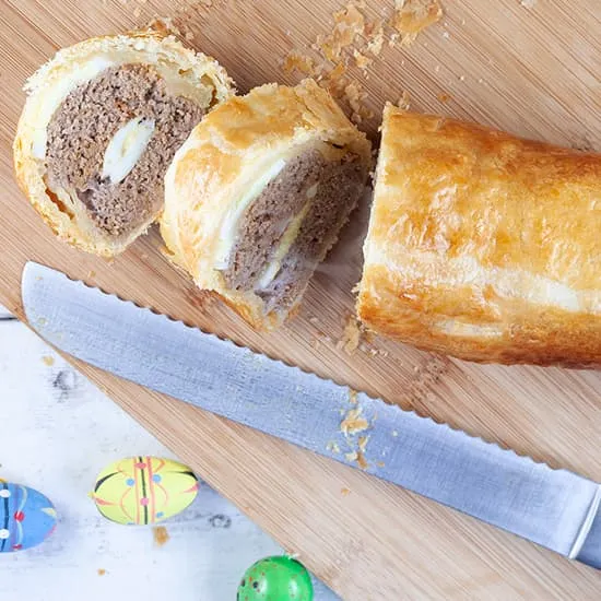 Recept: Bladerdeegrol met gehakt en ei