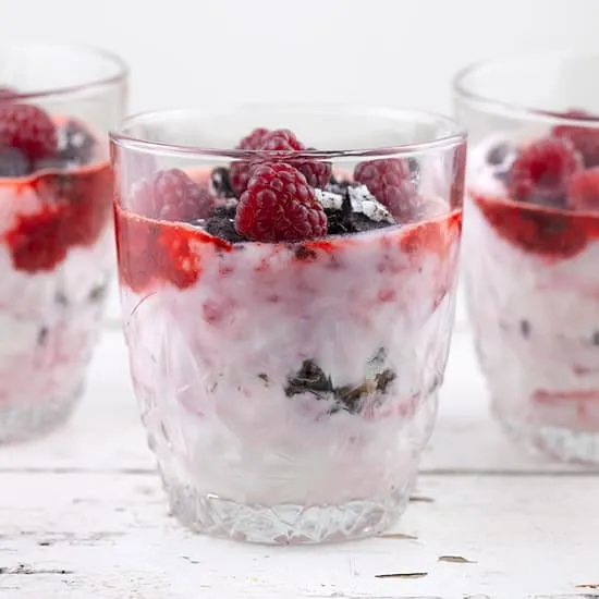 Aardbeien en frambozentoetje in een glas