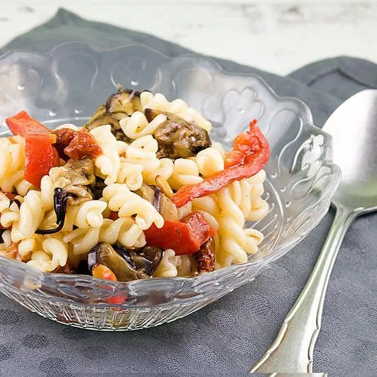 Recept: Pastasalade met geroosterde groenten