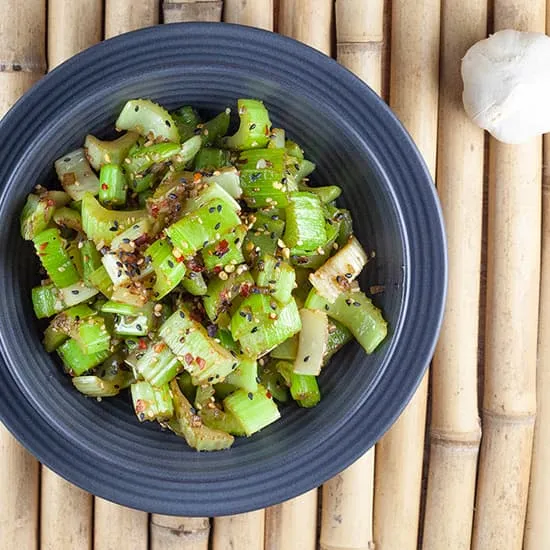 Recept: Gewokte bleekselderij met knoflook