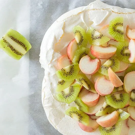 Pavlova met perzik en kiwi