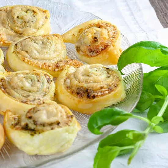 Recept: Bladerdeegrolletjes met pesto en kaas
