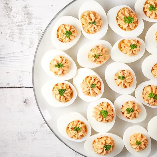 Recept: Gevulde eieren met geroosterde paprika