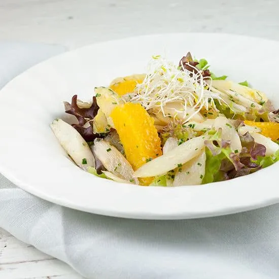 Recept: Roergebakken witte asperge salade