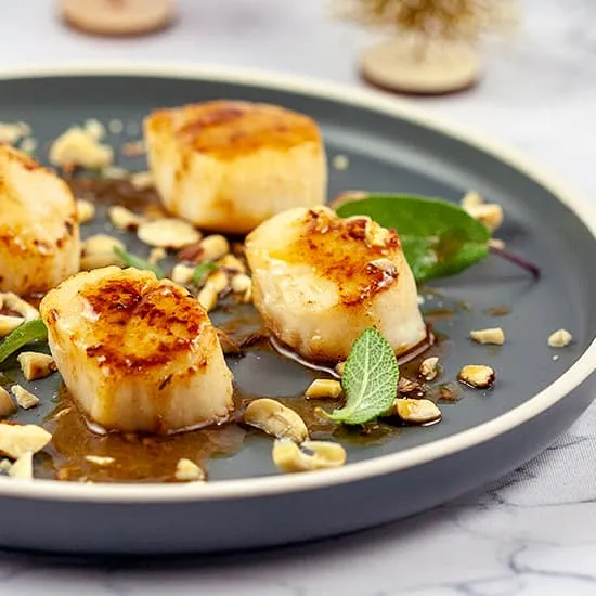 Recept: Coquilles met hazelnoten en salie