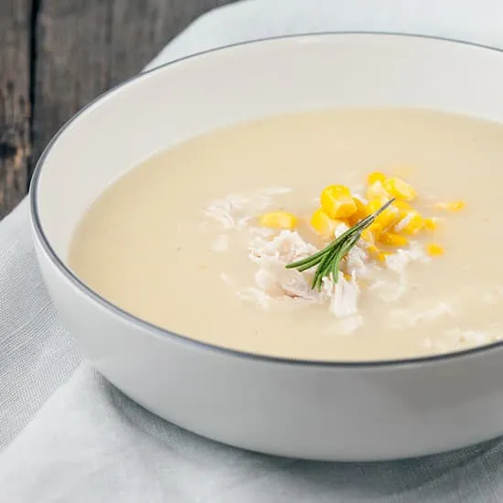 Recept: Gepofte knoflooksoep met kip en maïs