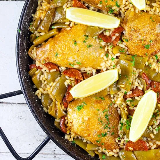 Paella met kip en chorizo