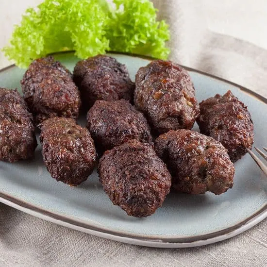 Roemeense gegrilde gehaktbroodjes