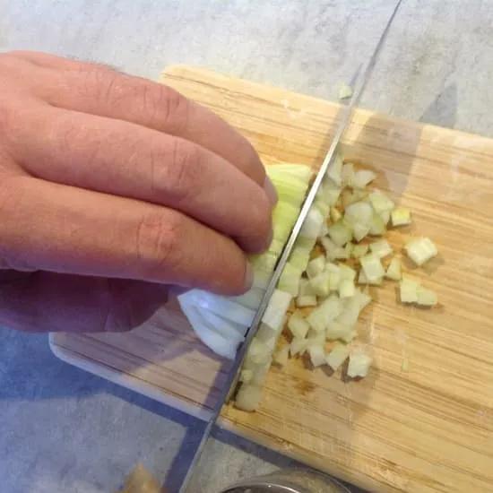 Recept: Hoe snijd je een ui in blokjes?