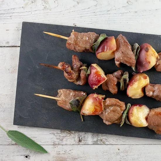 BBQ varkensvlees en perzik spiesen