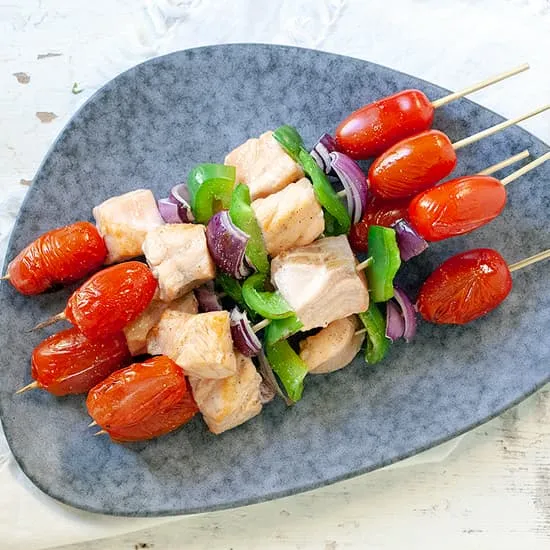 Zalm spiesen van de barbecue