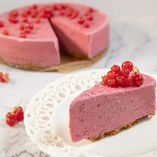Ijstaart met rood fruit