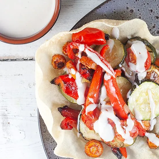 Recept: Papadums met geroosterde groenten en tahinisaus