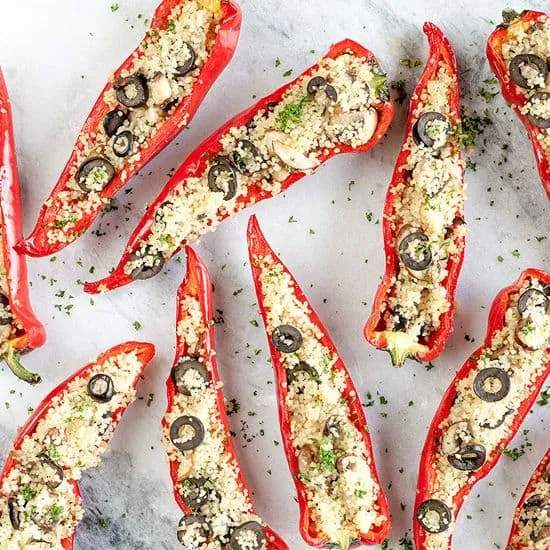 Recept: Gevulde puntpaprika's met couscous en zwarte olijven