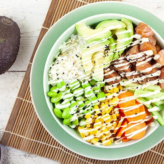 Recept: Poké bowl met zalm en avocado