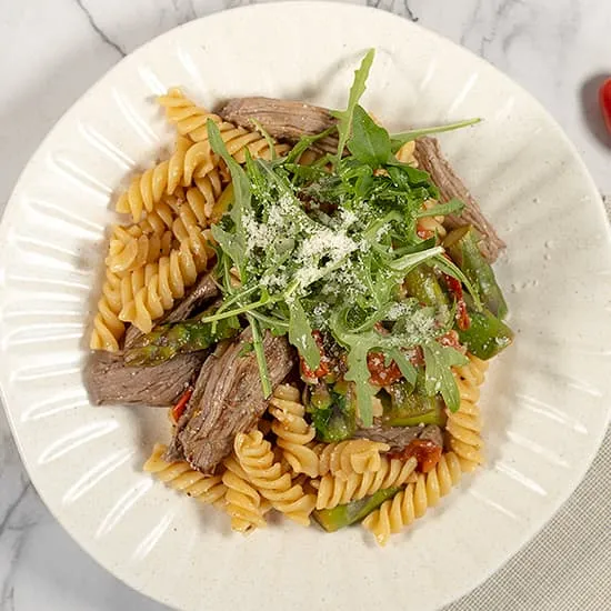 Pasta met biefstuk en groene asperges