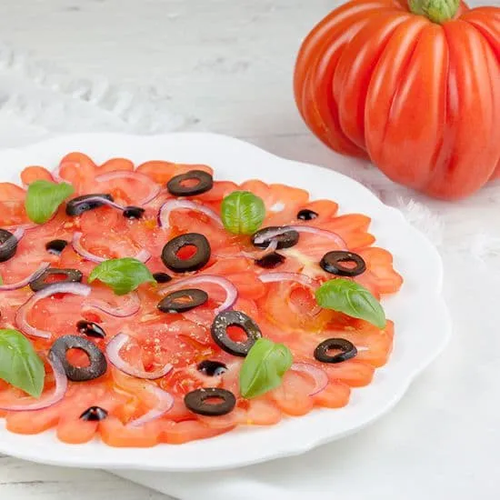 Recept: Coeur de boeuf tomaten carpaccio met zwarte olijven