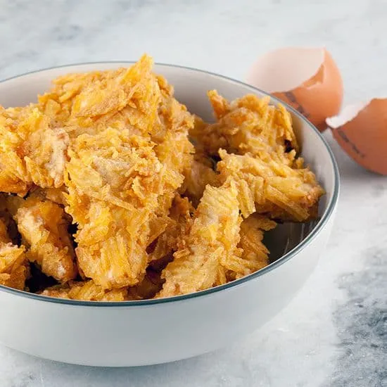 Gefrituurde kipstukjes met een korst van chips